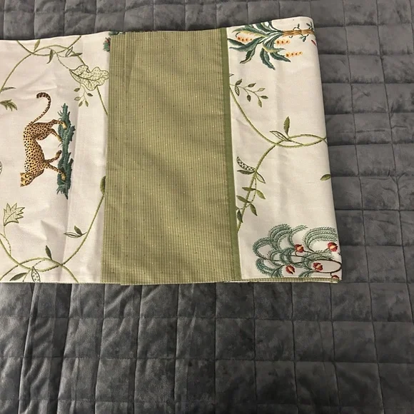 Elegant Green and White Table Runner NWT - Picture 5 of 7